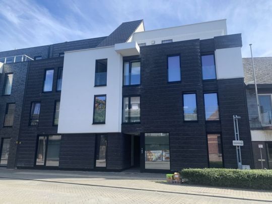 Gelijkvloers appartement (126m²) met groot terras (35m²) en 2 parkeerplaatsen in Overpelt-centrum